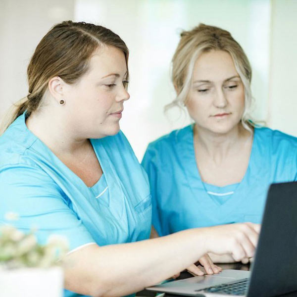 Två kolegor kollar på en dator